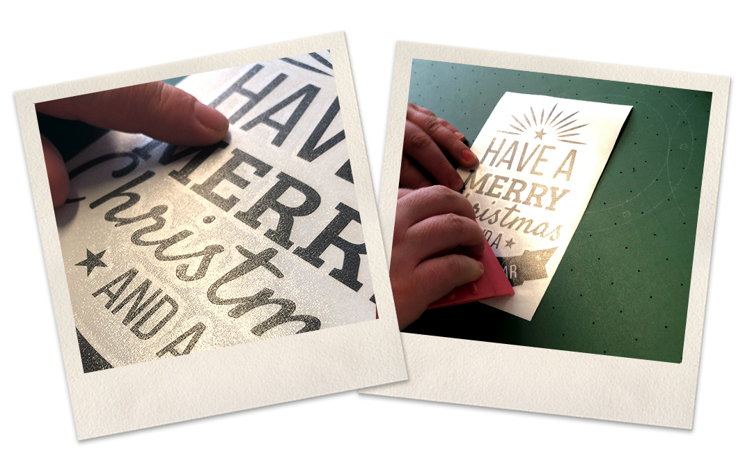 Zwei Polaroids: Finger drückt Übertragungsfolie auf Have a Merry Christmas-Motiv, Hände streichen sie mit rotem Rakel auf grüner Schneidematte glatt
