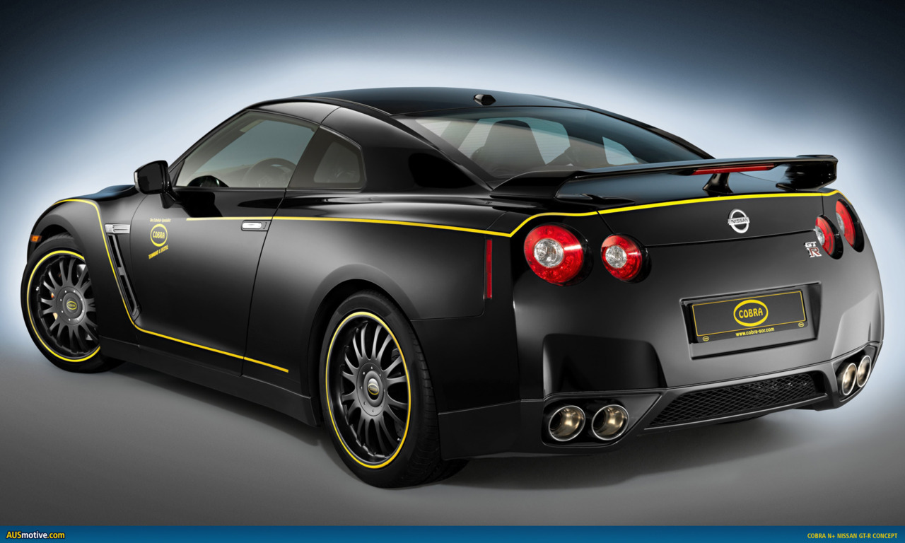 Mattschwarzer Nissan GT-R mit schmalen gelben Zierstreifen entlang Seite, Heck und Felgenrändern als Beispiel für Autobeklebung