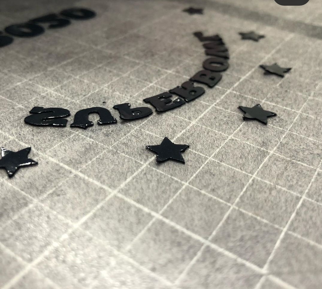 Gespiegelt geplottete Flexfolie mit Schriftzug Superbowl 2020 und Sternen in Schwarz auf Trägerfolie, vorbereitet zum Aufpressen aufs Trikot