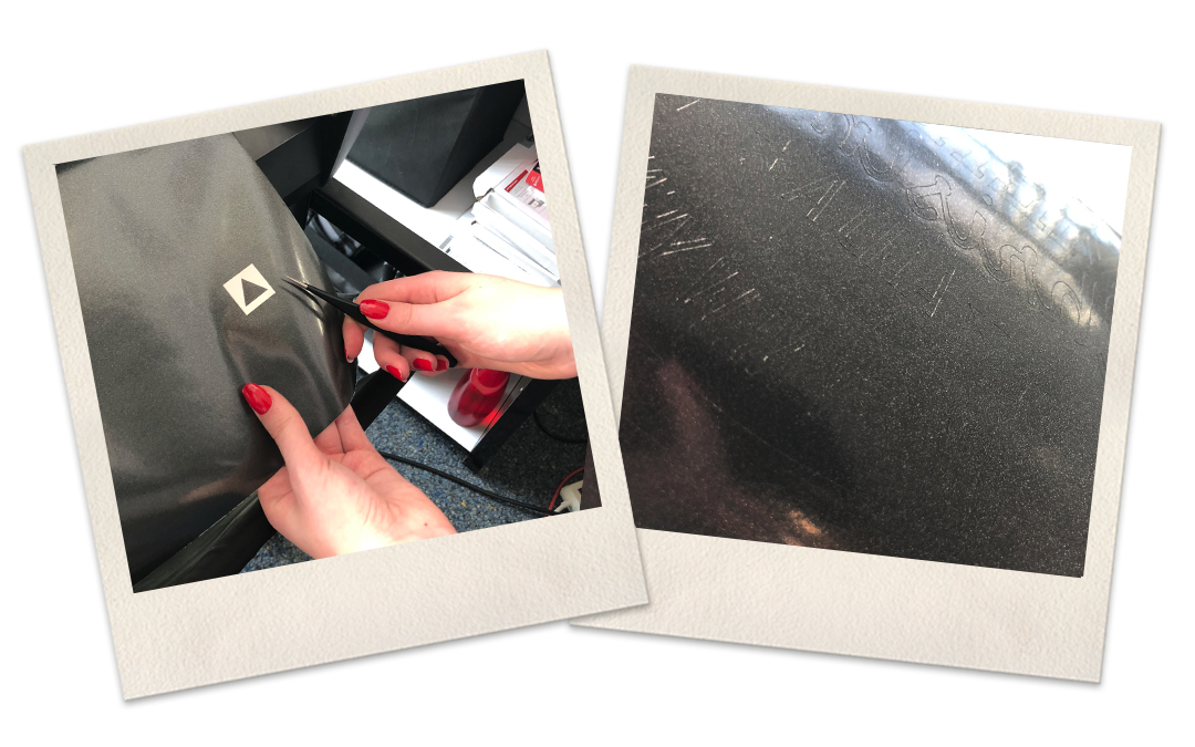 Zwei Polaroids: Hände entgittern schwarze Folie mit Pinzette, daneben Nahaufnahme feiner Schnittlinien von Schriftzug und Motiven