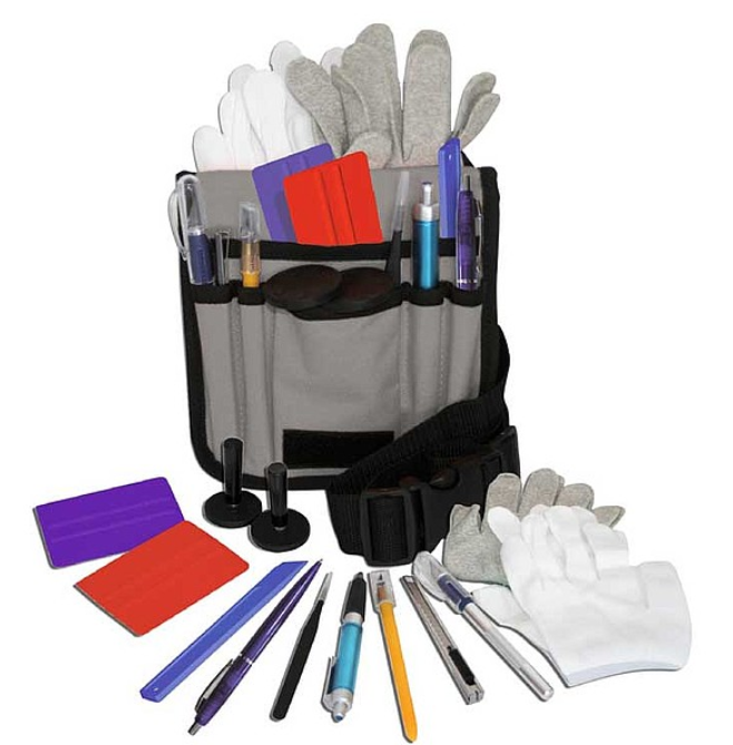 Graue Werkzeuggürteltasche mit Rakeln, Magnethaltern, Cuttern, Stiften, Pinzette und Handschuhen als Zubehör für Folierarbeiten