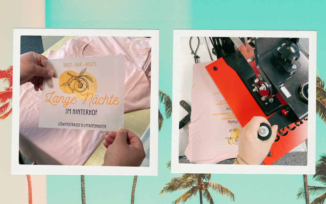Hände halten DTF-Folie mit Motiv Lange Nächte im Hinterhof über rosa T-Shirt, daneben Übertragung des Motivs mit roter Transferpresse