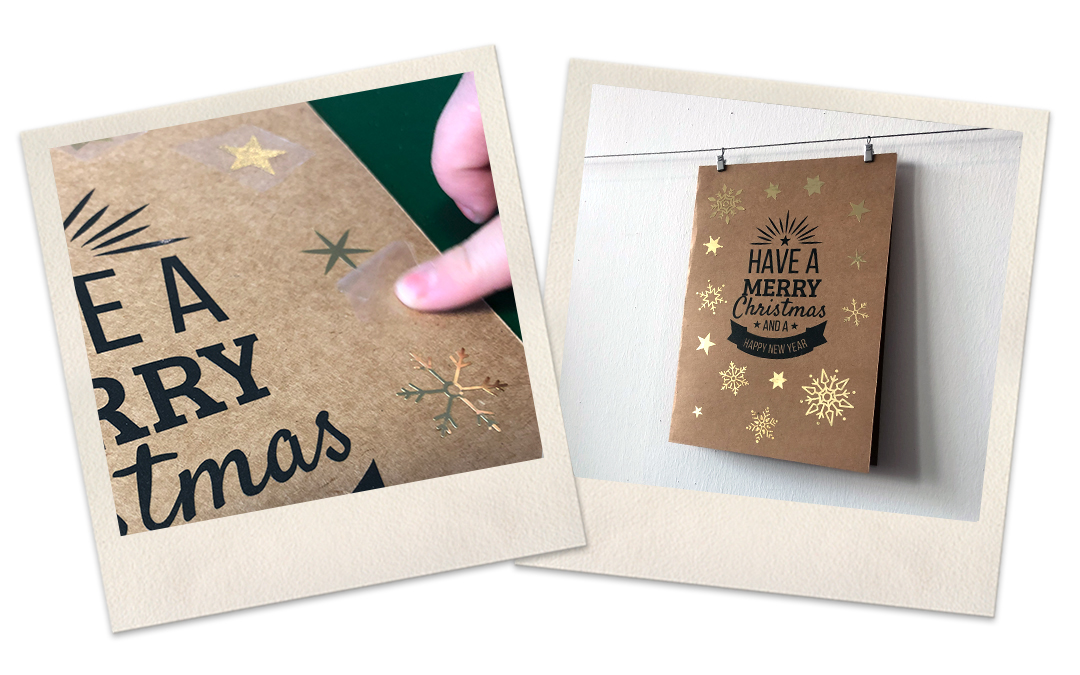 Links Finger drückt Folienmotive auf Kraftpapierkarte, rechts fertige Karte mit Have a Merry Christmas und goldenen Sternen an Leine