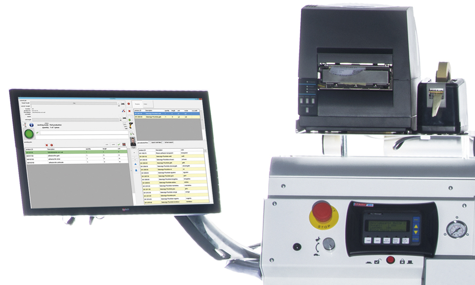 Écran équipé du logiciel de commande ConvertPlus2 et d'une liste des tâches, installé sur une machine NEPATA dotée d'une imprimante d'étiquettes, d'un arrêt d'urgence et d'un panneau de commande