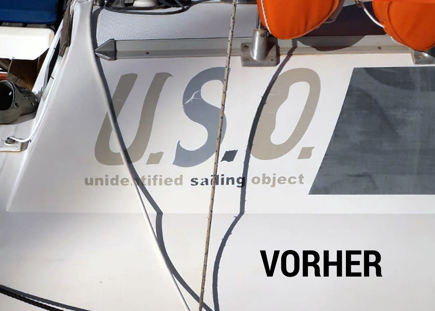 Vorher: verblasste, rissige Beschriftung U.S.O. unidentified sailing object auf weißem Bootsrumpf, einzelne Buchstaben abgeplatzt