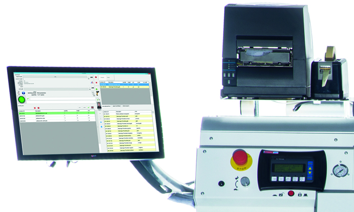 Monitor mit Oberfläche der Steuerungssoftware ConvertPlus2 an einer NEPATA-Maschine mit Etikettendrucker, Bedienfeld und Not-Aus-Taster
