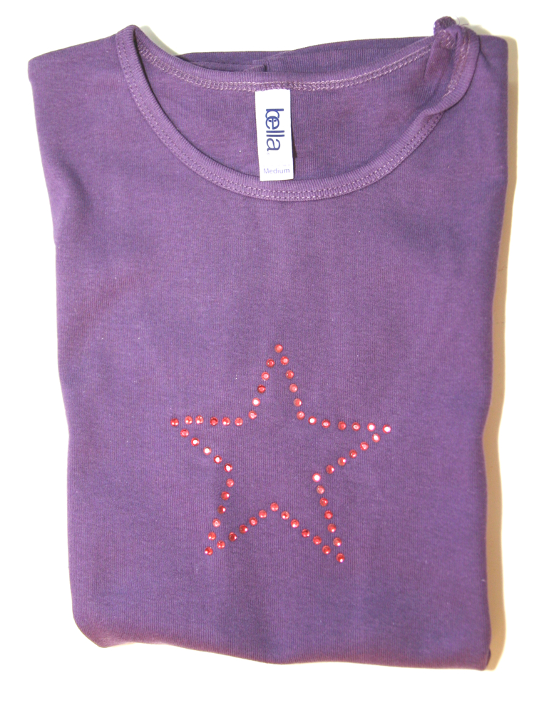 Fertiges Ergebnis: gefaltetes lila T-Shirt mit aufgepresstem Stern-Umriss aus roten Strass-Steinen
