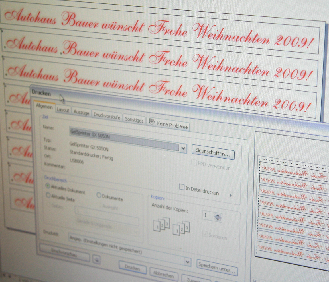 Bildschirm mit mehrfach dupliziertem Schriftzug Autohaus Bauer wünscht Frohe Weihnachten 2009! und Druckdialog für den Sublimationsdrucker