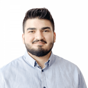 Porträt von Yasin Yilmaz, neuer Entwicklungsingenieur bei Nepata, mit Vollbart und hellblauem Hemd vor weißem Hintergrund
