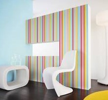 Raumteiler mit bunten senkrechten Streifen, davor weißer Freischwinger-Stuhl und Beistelltisch – Beispiel für Wandgestaltung mit Folienstreifen