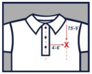 Skizze eines Poloshirts: rotes X markiert Logoposition auf der linken Brust, 4–6 Zoll neben der Knopfleiste, 7,5–9 Zoll unter der Schulternaht