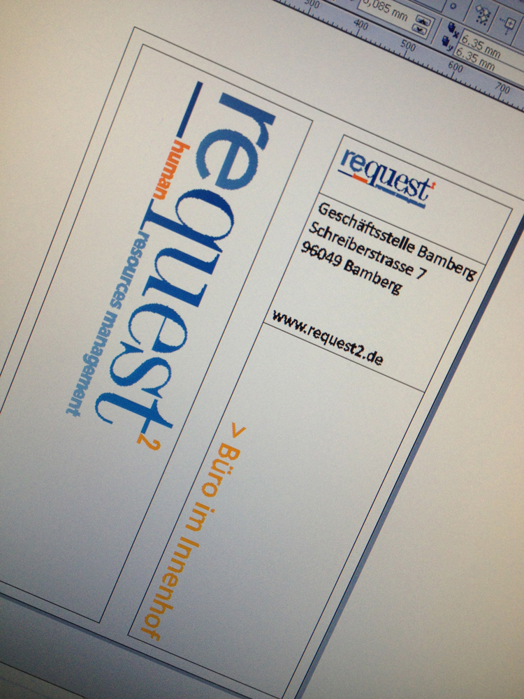 Vektordatei der Briefkastenbeschriftung am Bildschirm: request2-Logo in Blau und Orange, Adresse in Schwarz, Hinweis Büro im Innenhof in Orange