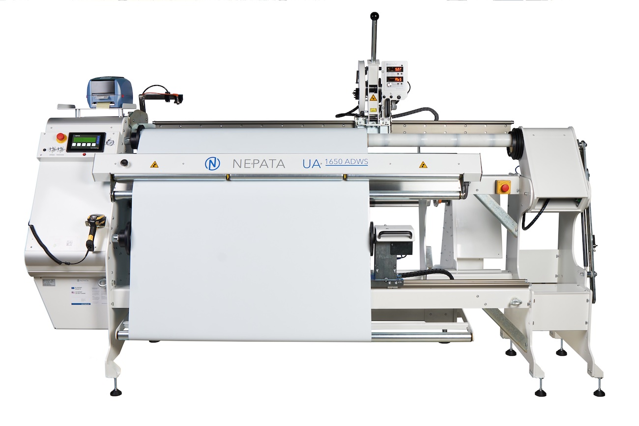 NEPATA Umwickler UA 1650 ADWS frontal mit eingelegter Folienbahn von der Jumbo-Rolle, Bedienpanel, Etikettendrucker und Handscanner