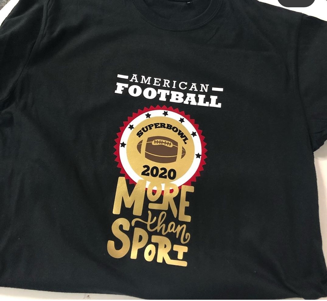 Selbst gestaltetes schwarzes T-Shirt mit Aufdruck American Football, Superbowl-2020-Emblem mit Football und goldenem Schriftzug More than Sport