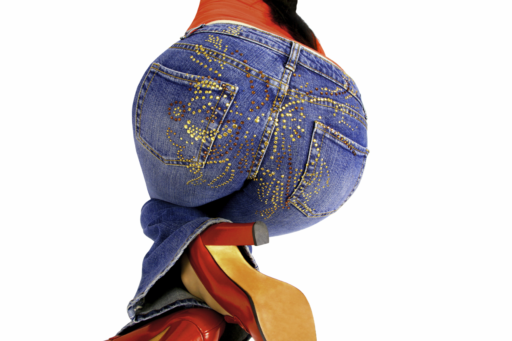 Rückansicht einer Bluejeans mit goldenen und bernsteinfarbenen Strass-Steinen in Blüten- und Rankenmustern auf den Gesäßtaschen