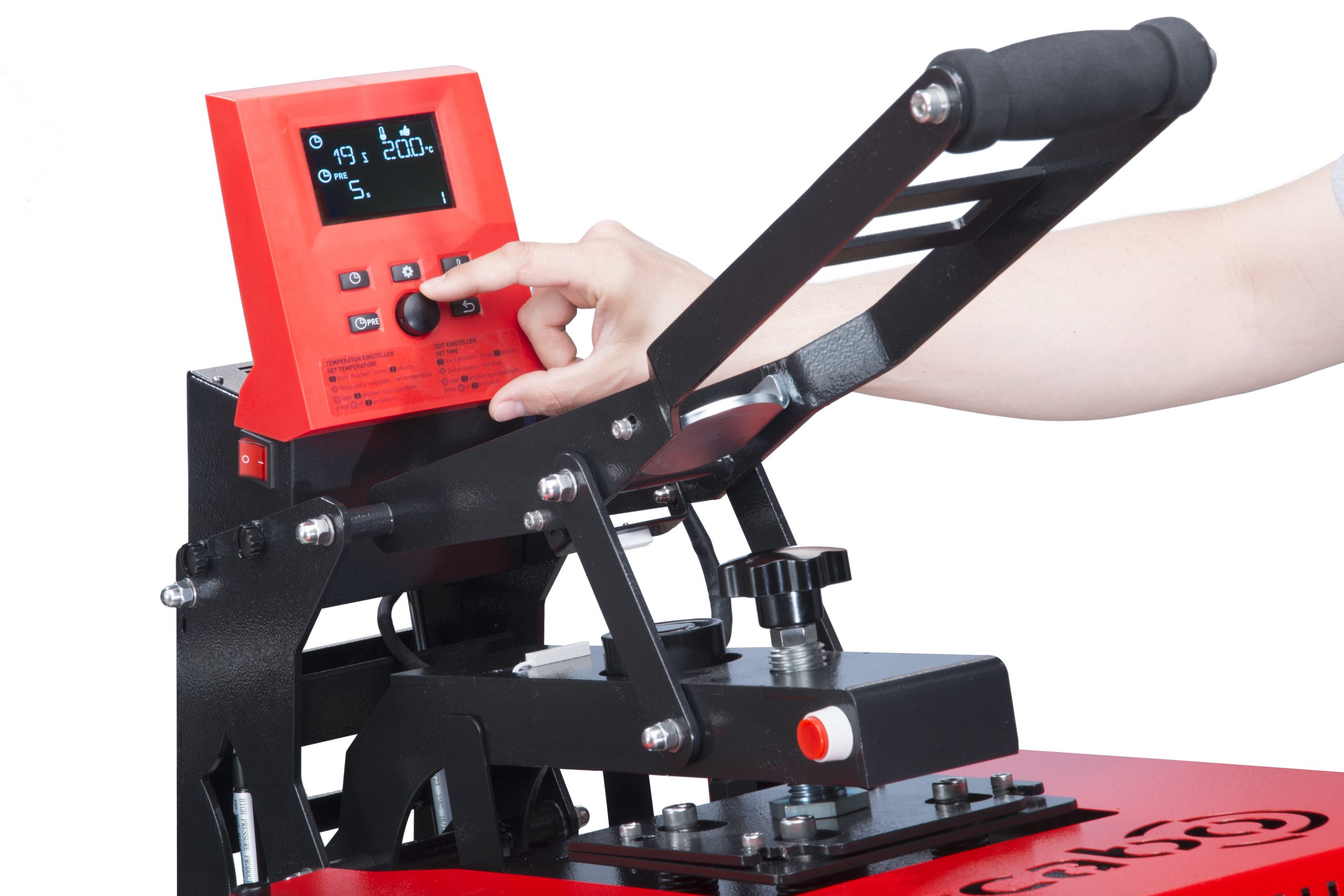 Hand am Dreh-Drück-Knopf des roten Controllers einer Secabo SMART-Presse, großes Display zeigt 19 s, 200 °C und 5 s Vorpressen