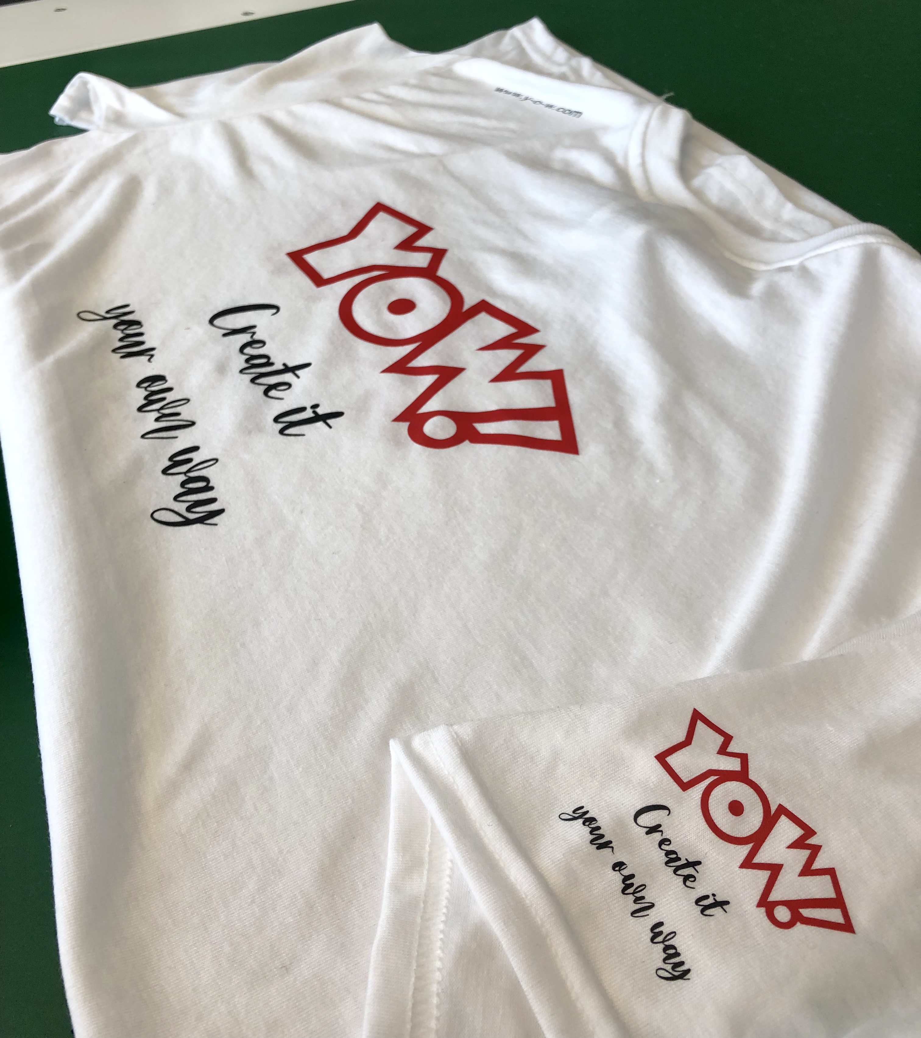 Weißes Langarmshirt mit rotem YOW!-Logo und schwarzem Schriftzug Create it your own way auf Rücken und Ärmel, per Transferfolie aufgepresst