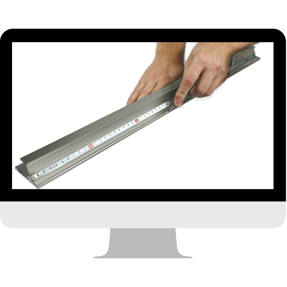 Hände halten ein Schneidesicherheits-Lineal aus Aluminium mit Zentimeterskala und Schutzkante, dargestellt auf einem Monitor