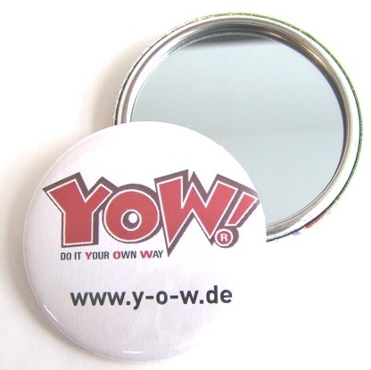 Runder weißer Button mit YOW!-Logo und www.y-o-w.de, dahinter ein Button mit Schminkspiegel als funktionaler Rückseite