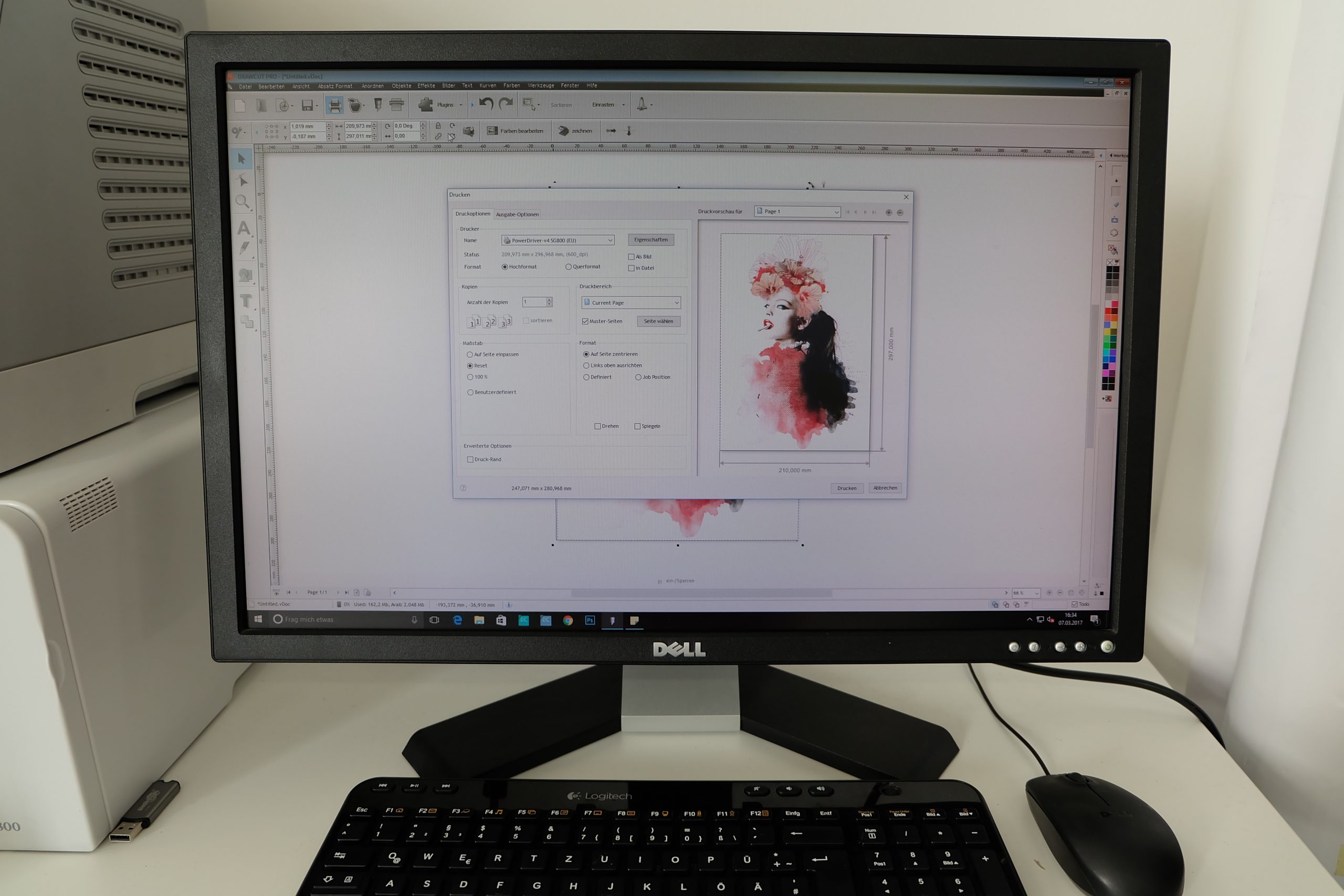 Monitor mit Druckdialog in DrawCut Pro: Aquarell-Frauenporträt mit Blumen wird an den Sublimationsdrucker SG800 gesendet