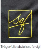 Schwarzes Textil mit gepresstem gelbem FlexCut-X4-Motiv, Schriftzug sef im Quadratrahmen, nach dem Abziehen der Trägerfolie