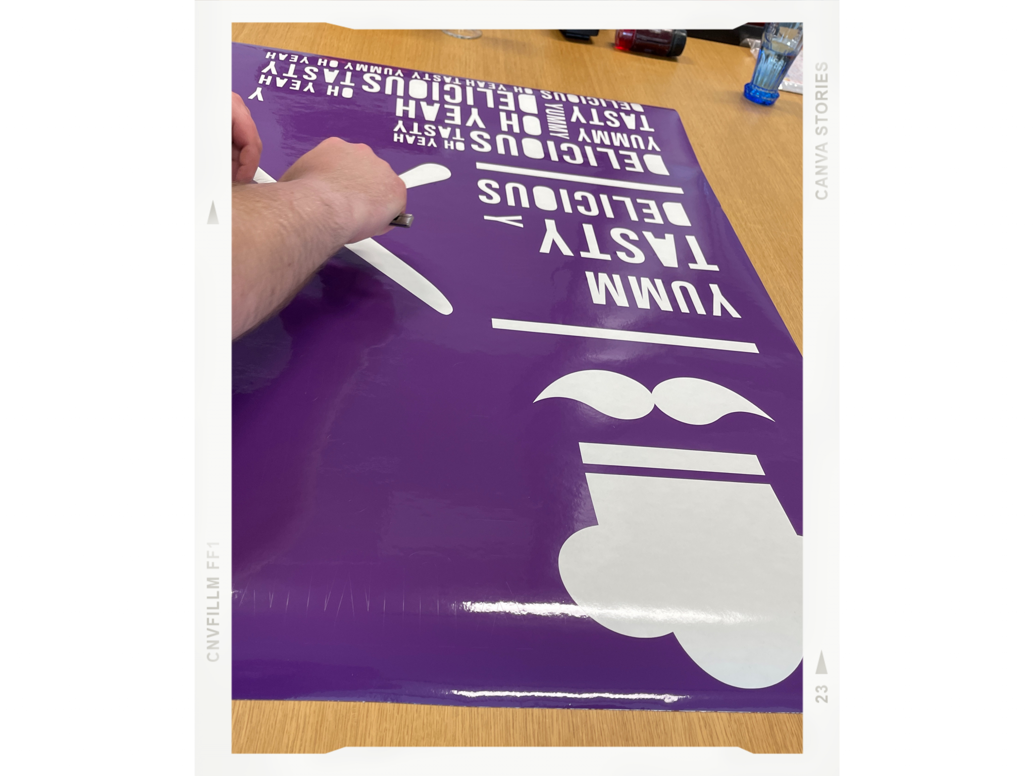 Hand entgittert geplottete lila Selbstklebefolie mit Schablone aus Schriftzügen wie Yummy und Tasty, Schnurrbart und Kochmütze für die Tafelfolie