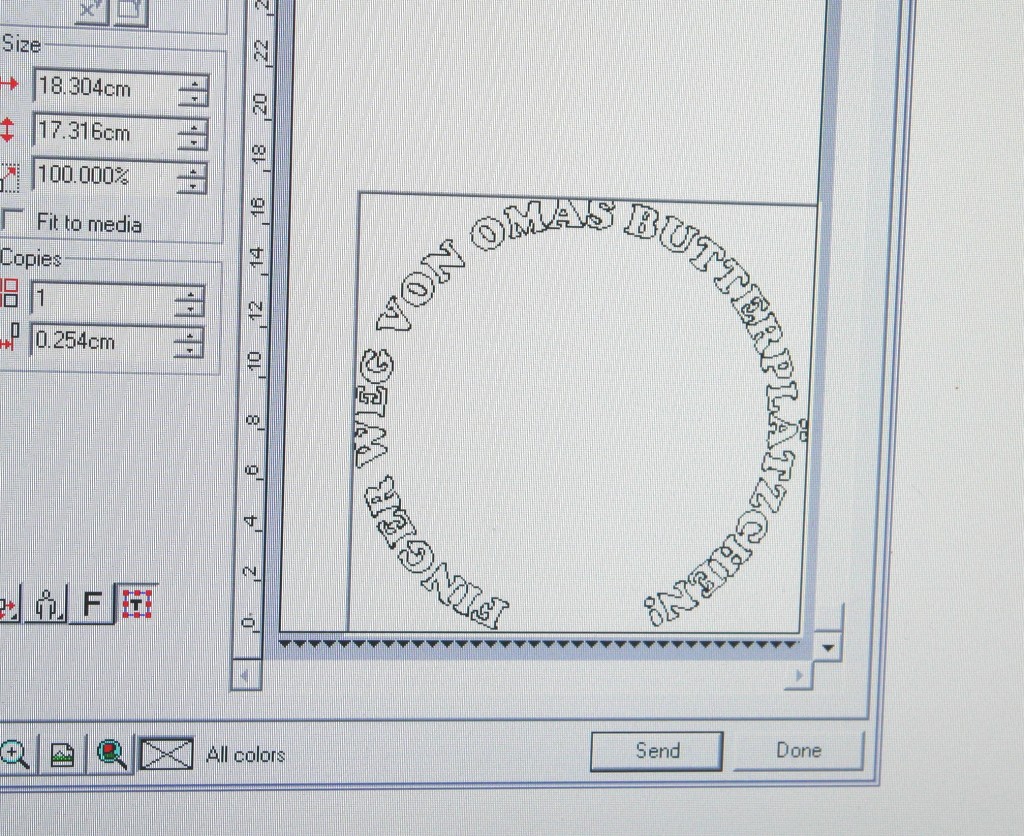 Plottersoftware am Bildschirm mit kreisförmigem Schriftzug Finger weg von Omas Butterplätzchen! für die Plätzchendose, ca. 18 x 17 cm