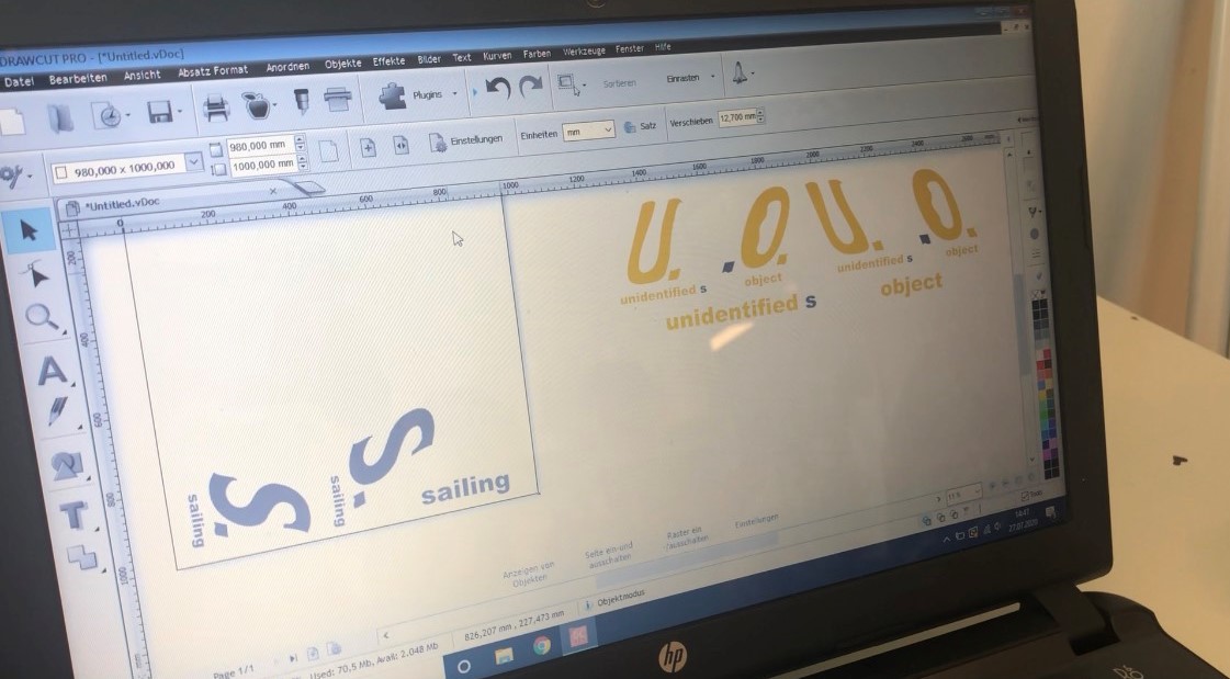 DrawCut Pro am Laptop: Schriftzug U.S.O. – unidentified sailing object – in Gold und Grau als Bootsbeschriftung zum Plotten angelegt