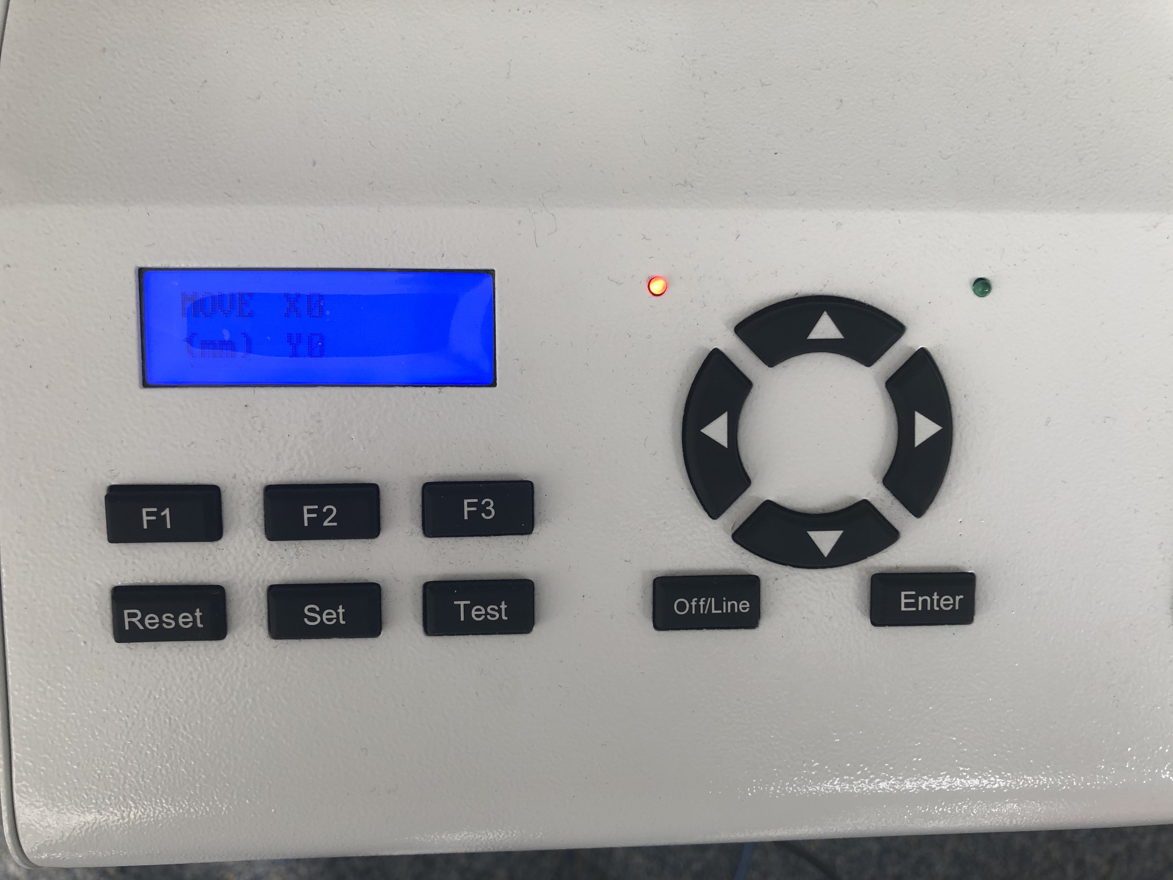 Bedienfeld des Flachbett-Schneideplotters FC100 mit Tasten F1–F3, Reset, Set, Test, Off/Line, Enter, Pfeiltasten und Display im Modus MOVE