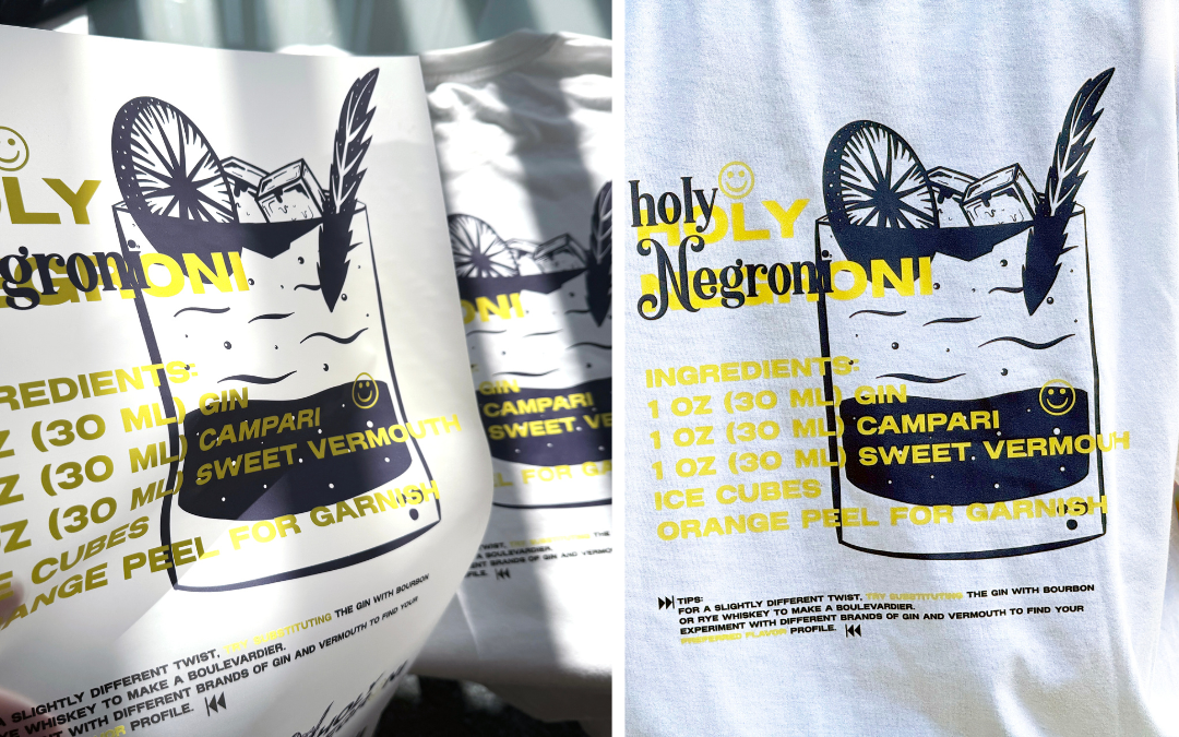 DTF-Transferfolie mit Cocktail-Motiv Holy Negroni und dasselbe Motiv in Schwarz und Gelb nach dem Pressen auf einem weißen T-Shirt
