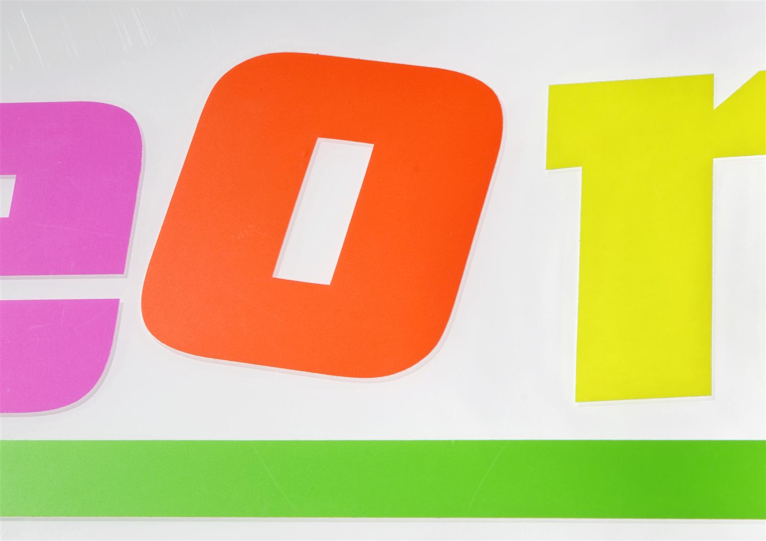 Ausschnitt des Schriftzugs neon aus Ritrama neon Folie in Pink, Orange und Gelb mit grünem Balken, geplottet auf transparentem Untergrund