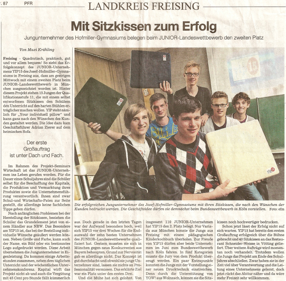 Zeitungsartikel Mit Sitzkissen zum Erfolg: sechs YIP15-Schüler mit bedruckten Sitzkissen, 2. Platz beim JUNIOR-Landeswettbewerb
