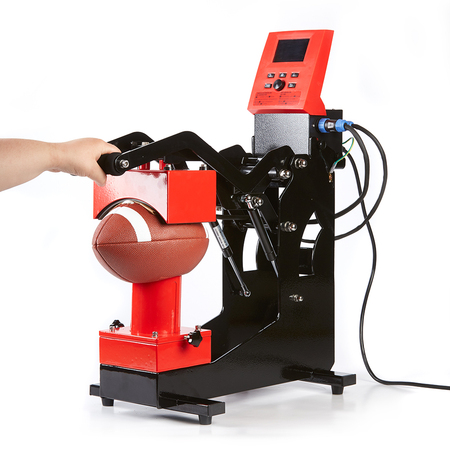 Secabo TCB SMART Ballpresse in Rot-Schwarz mit Display-Controller, Hand am Hebel, eingespannter Football unter gewölbter Heizplatte