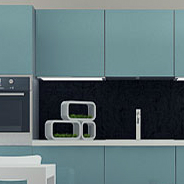 Küche mit türkisblau folierten Schrankfronten, schwarzer Rückwand und Einbaubackofen als Beispiel für mit Klebefolie erneuerte Küchenfronten