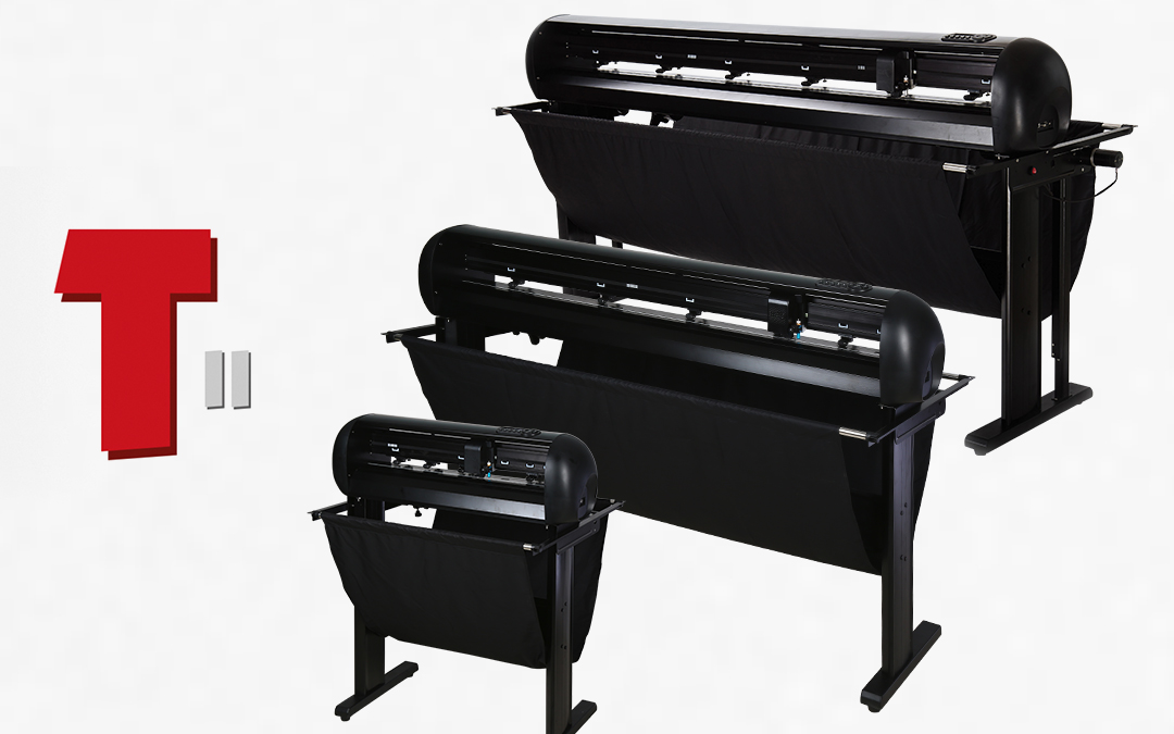 Drei schwarze Secabo Schneideplotter der T II-Serie in verschiedenen Größen auf Standfüßen mit Auffangkorb, daneben rotes T II-Logo