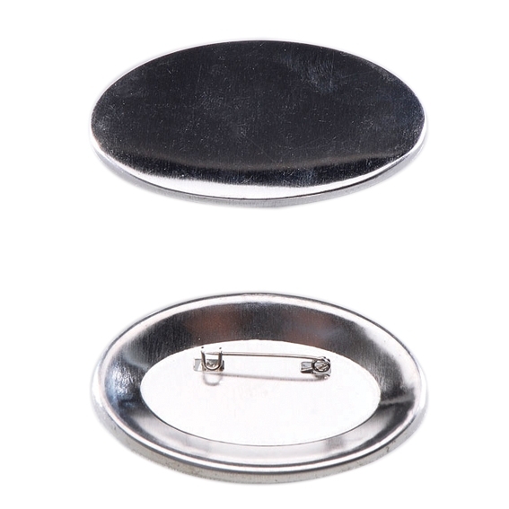 Ovaler Button-Rohling aus Metall im Format 45 x 69 mm: glänzende Vorderschale oben, Rückwand mit Pin-Nadel unten