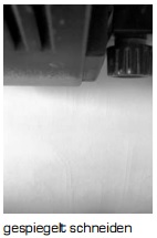 Schneidkopf eines Plotters über heller FlexCut-Flexfolie, mit Hinweis gespiegelt schneiden für die Verarbeitung der Folie