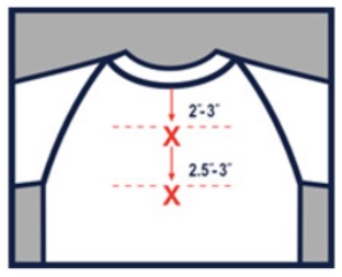 Skizze T-Shirt-Front: Motivmitte mittig 2–3 Zoll unter dem Kragen per rotem X markiert, alternative Position weitere 2,5–3 Zoll tiefer