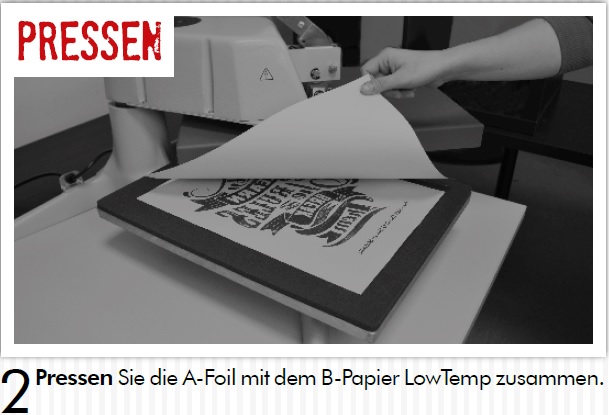 Schritt 2 Pressen: Hand hebt nach dem Verpressen von A-Foil und B-Papier LowTemp ein Blatt von der Transferpresse, darunter das Motiv