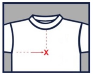 Grafik eines T-Shirts: Rote gestrichelte Linien von Kragenmitte und Achselhöhe markieren mit einem X die mittige Frontposition des Transfers