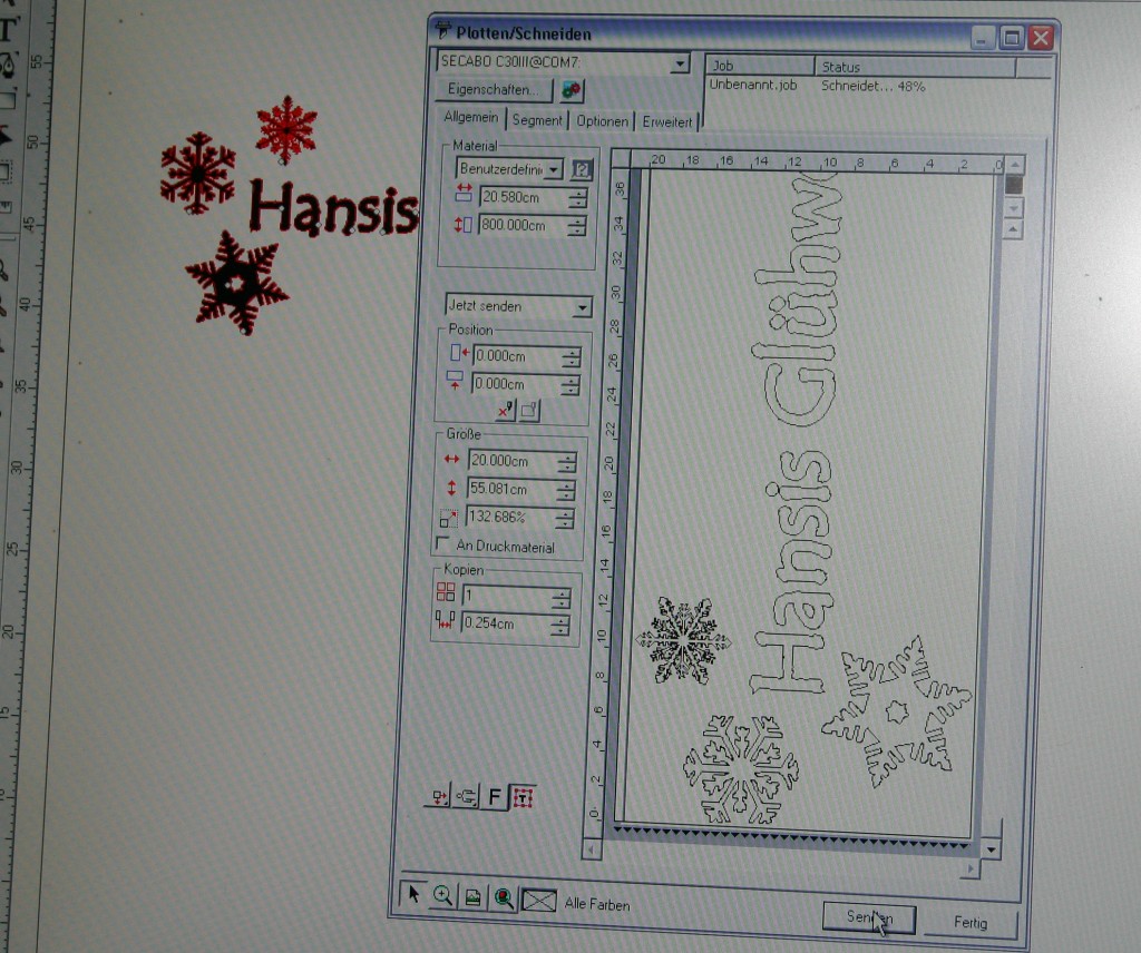 Plottersoftware schneidet Schriftzug Hansis Glühwein und Schneeflocken für Maskierfolie auf Secabo-Schneideplotter, Status 48 %