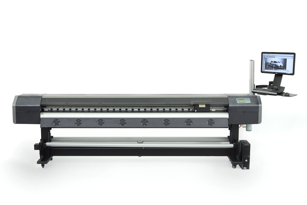 Großformatdrucker der Secabo SP-Serie auf Rollengestell mit Bedienfeld und seitlich montiertem Monitor samt Tastatur für die Drucksteuerung