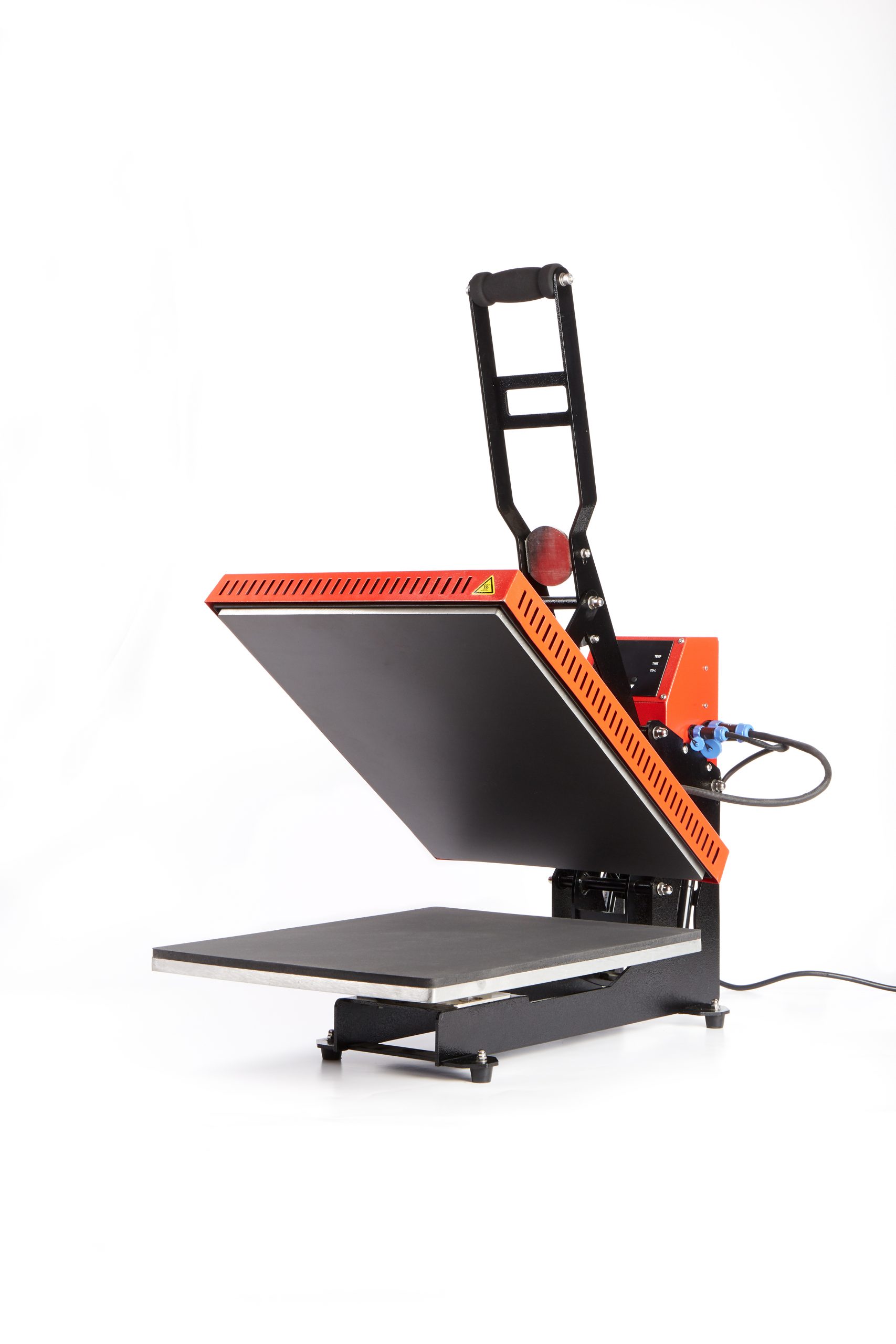 Geöffnete Transferpresse Secabo TC7 LITE schräg von vorn mit orangefarbener Heizplatte, schwarzem Rahmen, Hebelgriff und digitalem Controller