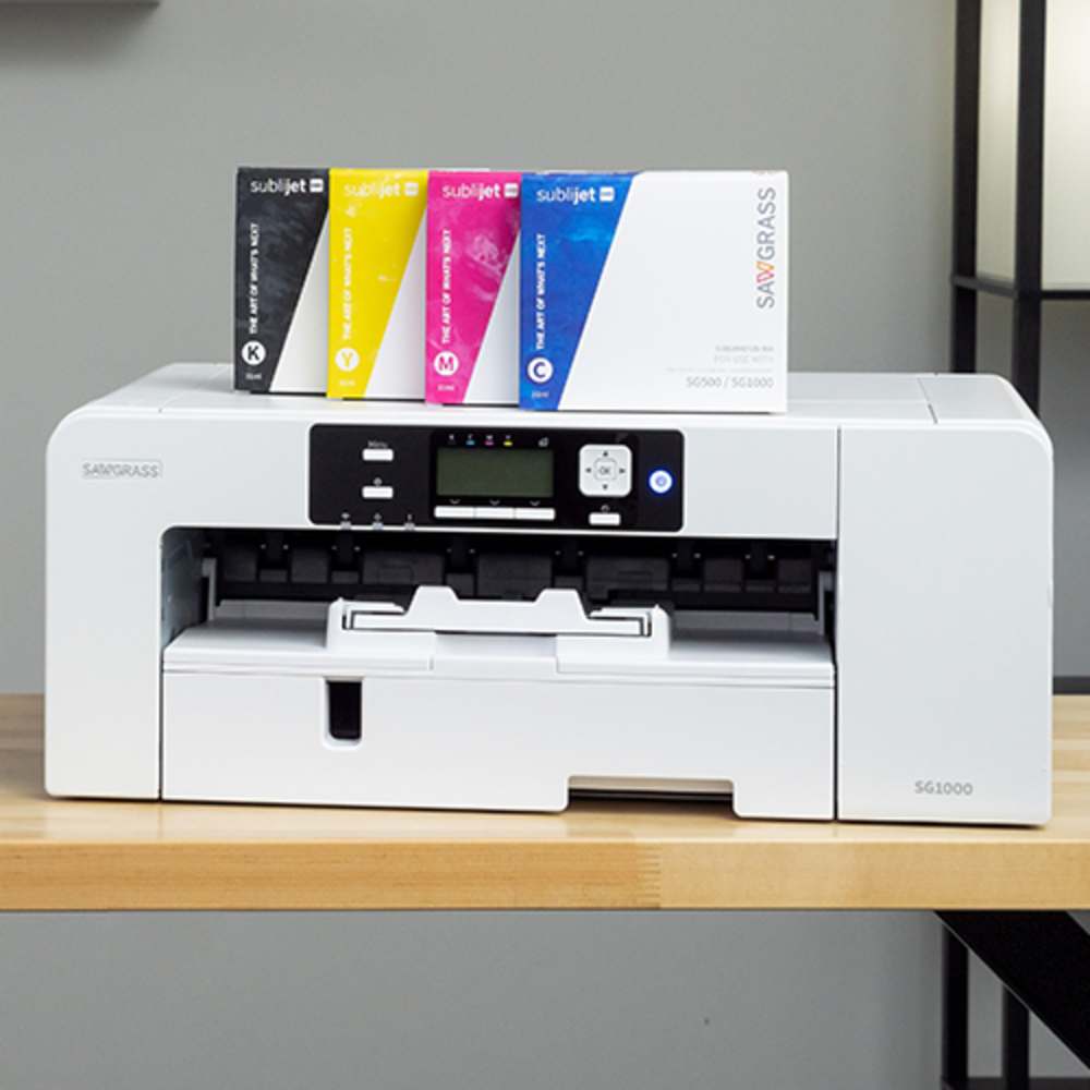 Weißer Sublimationsdrucker Sawgrass SG1000, darauf vier Sublijet-Geltinten in Schwarz, Gelb, Magenta und Cyan