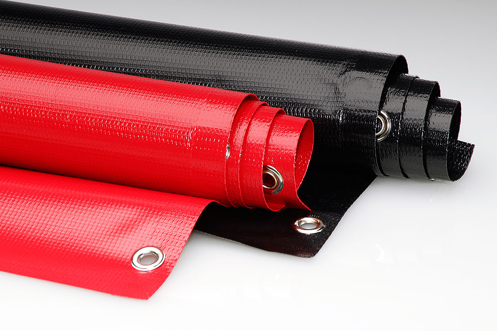 Rote und schwarze Rolle Banana Banner mit industriell gefertigtem Saum und Metallösen, bereit zum Bekleben mit Selbstklebefolie