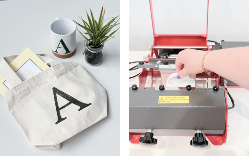 Mit A-Monogramm veredelte Tasse und Stoffbeutel, daneben Secabo TM2 Tassenpresse, in die eine Hand eine Tasse einlegt