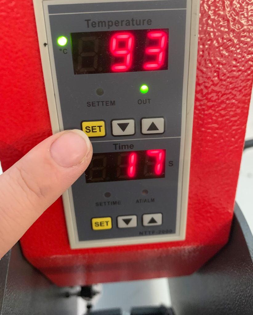 Digitaler Controller der Secabo TC1 am roten Gehäuse zeigt 93 °C und 17 Sekunden, ein Finger an der SET-Taste zur Temperatureinstellung