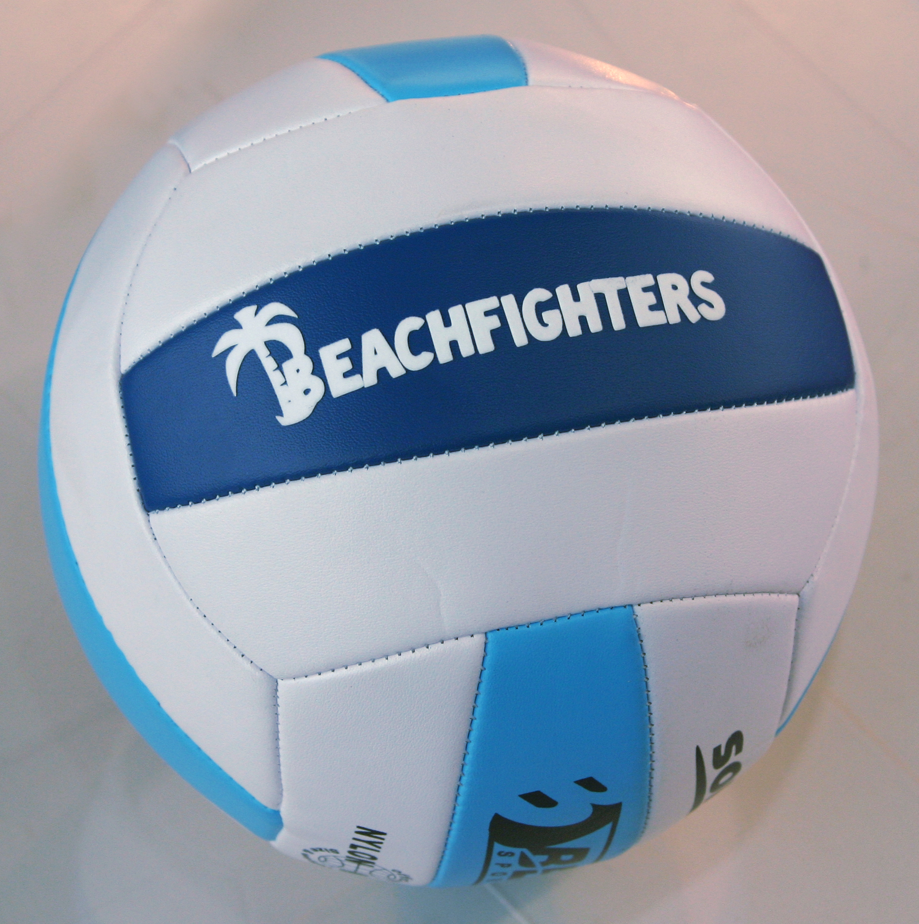 Volleyball in Weiß und Blau mit weißem Schriftzug BEACHFIGHTERS samt Palmenlogo aus selbstklebender Flockfolie