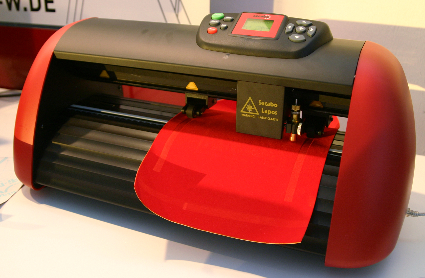 Secabo-Schneideplotter mit Lapos-Laserpositionierung, eingelegte rote Flockfolie für das Motiv der Wärmflasche