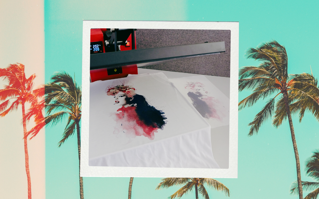 Weißes T-Shirt mit frisch sublimiertem Frauenmotiv mit Blumenkranz vor roter Transferpresse bei 200 °C, daneben das verblasste Transferpapier